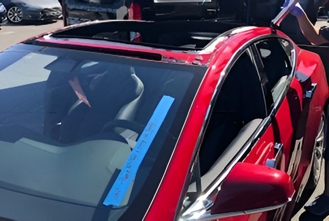 Sunroof and moonroof glass replacement service